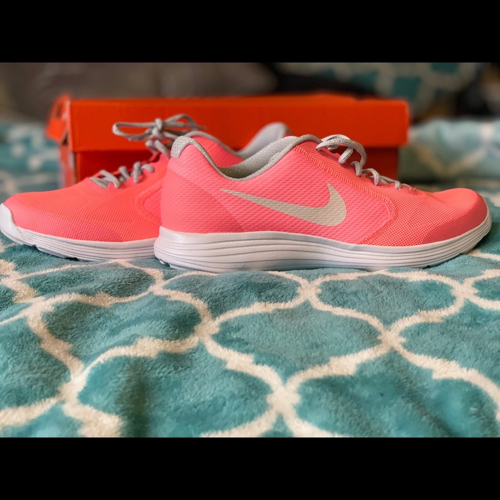 Nike revolution 3 size 7Y